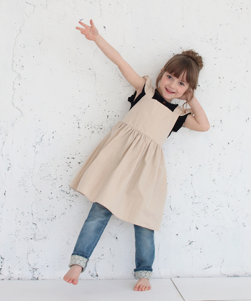 Rora（ローラ）の「ミンゴ エプロン ドレス  (2color) ワンピース（エプロン・キッズ・ベージュ/ワインレッド・S/M/L/XL/2XL）」の5枚目の写真