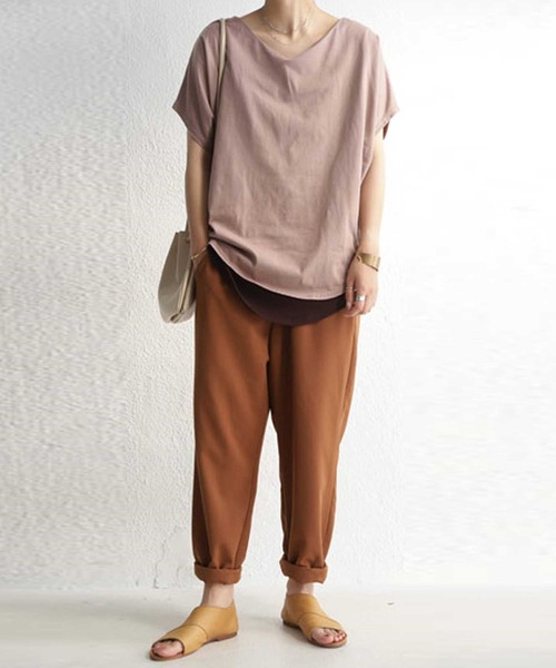 antiqua（アンティカ）の「綿100%VネックドルマンT（Tシャツ/カットソー・レディース・ブラック/オフホワイト/カーキ/モカ/オートミール/杢グレー/ブラウン系その他/ブルー系その他/ピンク系その他/オリーブ/ブラウン系その他2/オールドローズ系/モーブ系/グリーン系その他・FREE）」の5枚目の写真