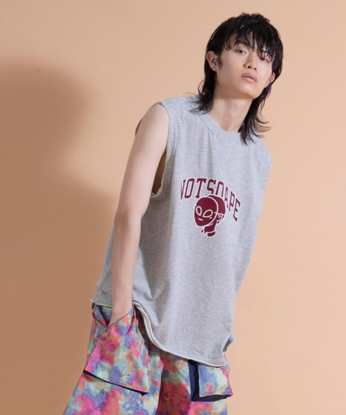 Not So Ape(ノットソーエイプ)の「NOT so APE カレッジロゴ ノースリーブ スウェットTシャツ (UNISEX)(Tシャツ/カットソー)」|グレー
