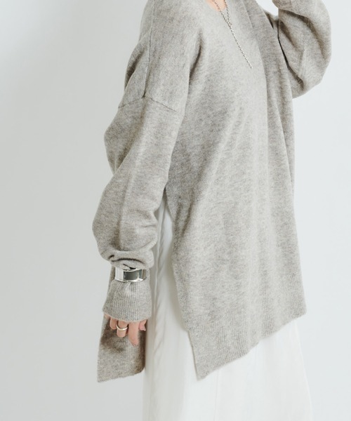 DouDou(ドゥドゥ)の「カシミヤ混サイドスリットワイドプルオーバー(ニット/セーター・レディース・オフホワイト/グリーン/グレイッシュベージュ・FREE)」の3枚目の写真