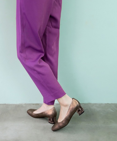 enchanted（エンチャンテッド）の「本革パイソンヒールスクエアトゥパンプス（パンプス・レディース・アイボリー/ブラック/グレイッシュベージュ/ガンメタ/ブロンズ・35/37/36/39/38）」の4枚目の写真