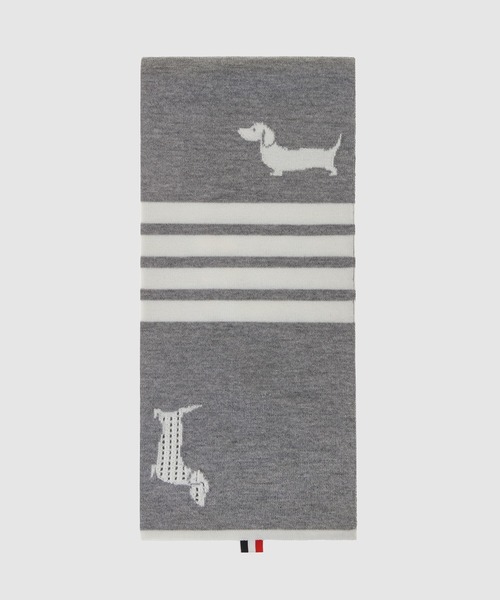 THOM BROWNE(トムブラウン)の「HECTOR ICON HALF DROP INTARSIA SCARF IN WHITE MERINO WOOL W/ 4BAR STRIPE(マフラー・メンズ・ライトグレー/ネイビー・ONE SIZE)」の2枚目の写真