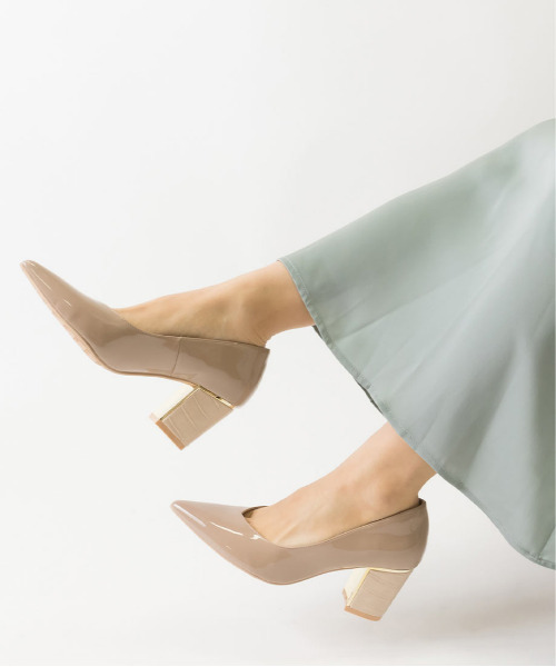 RANDA（ランダ）の「ストレスフリー/デザインヒールポインテッドトゥパンプス（パンプス・レディース・グレイッシュベージュ/ブラック/ブルー・24/22.5/24.5/25.5/23/23.5/25/22）」の2枚目の写真