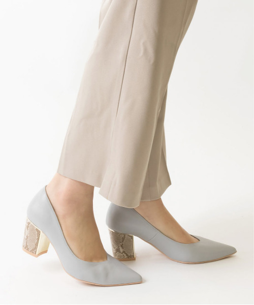 RANDA（ランダ）の「ストレスフリー/デザインヒールポインテッドトゥパンプス（パンプス・レディース・グレイッシュベージュ/ブラック/ブルー・24/22.5/24.5/25.5/23/23.5/25/22）」の3枚目の写真