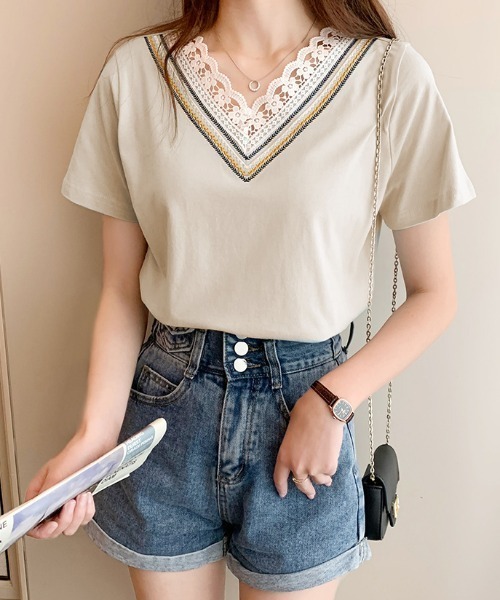 ABITOKYO(アビトーキョー)の「衿Vライン刺繍スカラップレースカットTシャツ(Tシャツ/カットソー・レディース・ホワイト/ブラック/ライトグリーン/ライトパープル/ブルーグレー/ベージュ/サックスブルー/グレー/ブラウン/ピンクベージュ/ダークブルー/パープル/チャコールグレー・M/L)」の7枚目の写真