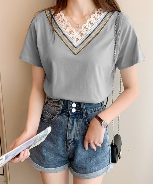 ABITOKYO(アビトーキョー)の「衿Vライン刺繍スカラップレースカットTシャツ(Tシャツ/カットソー・レディース・ホワイト/ブラック/ライトグリーン/ライトパープル/ブルーグレー/ベージュ/サックスブルー/グレー/ブラウン/ピンクベージュ/ダークブルー/パープル/チャコールグレー・M/L)」の4枚目の写真