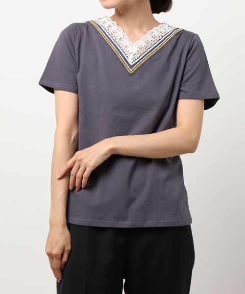 ABITOKYO(アビトーキョー)の「衿Vライン刺繍スカラップレースカットTシャツ(Tシャツ/カットソー・レディース・ホワイト/ブラック/ライトグリーン/ライトパープル/ブルーグレー/ベージュ/サックスブルー/グレー/ブラウン/ピンクベージュ/ダークブルー/パープル/チャコールグレー・M/L)」の3枚目の写真