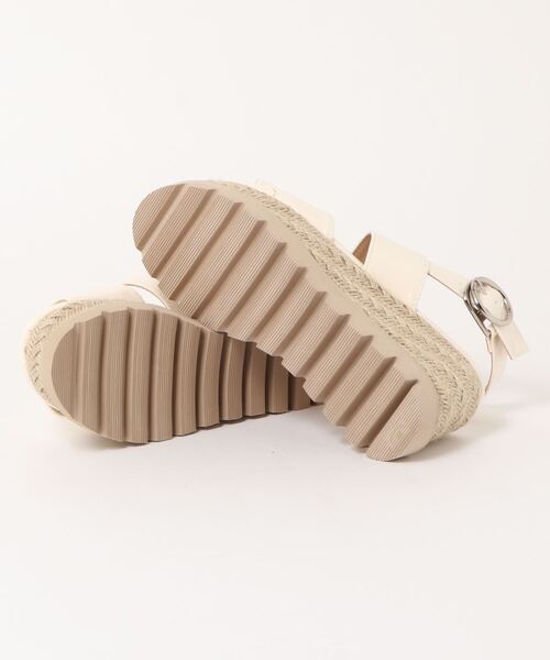 ems excite（エムズエキサイト）の「太ベルトコンビソールシューズ（サンダル・レディース・アイボリー/ゴールド/ブラック・MEDIUM/LARGE）」の4枚目の写真