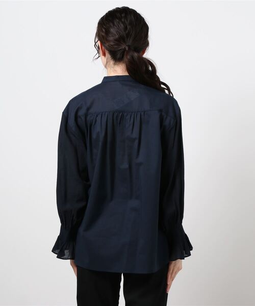 Q（キュー）の「コットンボイルギャザーシャーリングブラウス（シャツ/ブラウス・レディース・ライトブルー/ネイビー/アイボリー・MEDIUM）」の6枚目の写真