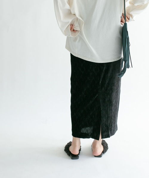 KBF（ケイビーエフ）の「クリンクルベロアタイトスカート（スカート・レディース・ダークブラウン/ベージュ系その他/ブラック/ベージュ・ONE）」の2枚目の写真