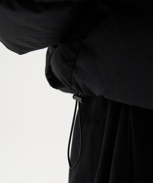 FEKETE（フェケテ）の「FEKETE MADE BICOLOR FRONT LOGO CROPPED  ECO DOWN JACKET（ダウンジャケット/コート・レディース・ブラック/ホワイト×ブラック・FREE）」の13枚目の写真