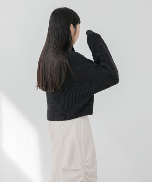 yuw（ユウ）の「カールヤーンショートプルオーバー　270841（ニット/セーター・レディース・グリーン/ブラック/グレー・FREE）」の5枚目の写真