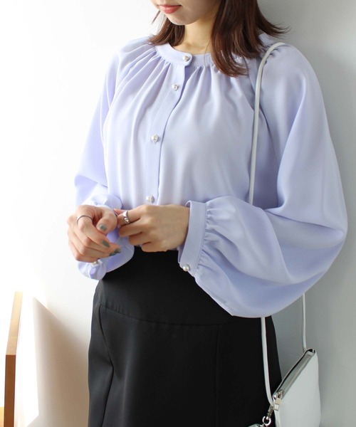 GeeRA(ジーラ)の「前後2WAYパール風ボタンブラウス(シャツ/ブラウス・レディース・ブラック/ベージュ/オフホワイト/ブルー/ラベンダー・MEDIUM/LARGE/X-LARGE/XX-LARGE)」の5枚目の写真
