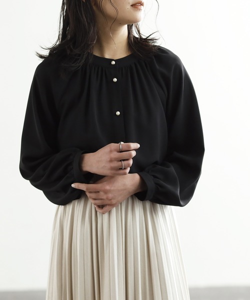 GeeRA(ジーラ)の「前後2WAYパール風ボタンブラウス(シャツ/ブラウス・レディース・ブラック/ベージュ/オフホワイト/ブルー/ラベンダー・MEDIUM/LARGE/X-LARGE/XX-LARGE)」の3枚目の写真
