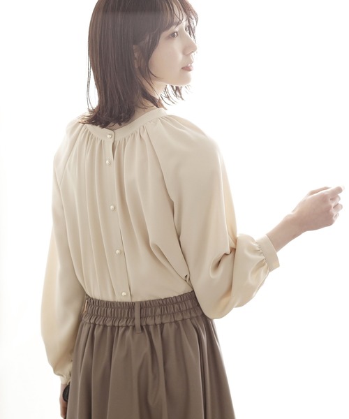 GeeRA(ジーラ)の「前後2WAYパール風ボタンブラウス(シャツ/ブラウス・レディース・ブラック/ベージュ/オフホワイト/ブルー/ラベンダー・MEDIUM/LARGE/X-LARGE/XX-LARGE)」の19枚目の写真