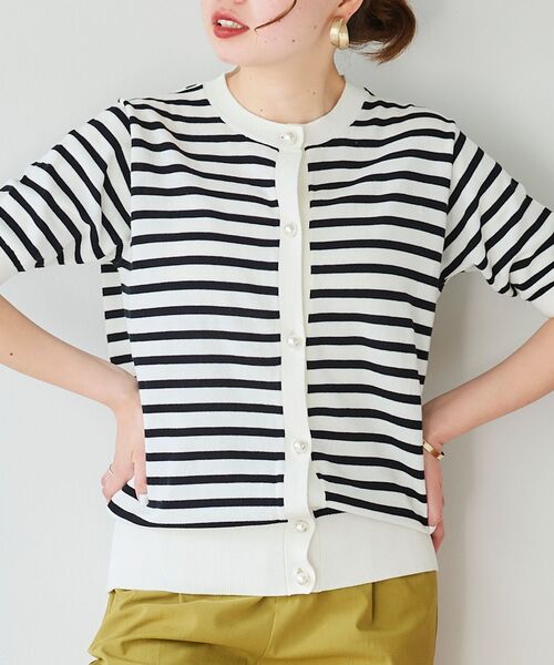 le.coeur blanc（ルクールブラン）の「パールボタンコットンクルーカーディガン（ニット/セーター・レディース・ブラック/レッド/ホワイト系その他/オフホワイト・38）」の3枚目の写真