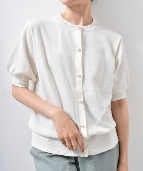 le.coeur blanc（ルクールブラン）の「パールボタンコットンクルーカーディガン（ニット/セーター・レディース・ブラック/レッド/ホワイト系その他/オフホワイト・38）」の2枚目の写真
