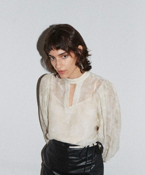 FRAY I.D（フレイアイディー）の「フロントスリットブラウス