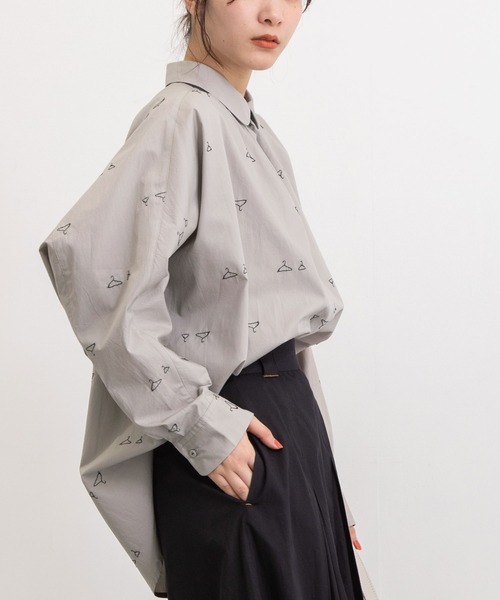 POU DOU DOU（プードゥドゥ）の「hanger刺繍ローン丸衿ドルマンシャツ（シャツ/ブラウス・レディース・ブラック/グリーン/グレー系その他・3）」の3枚目の写真