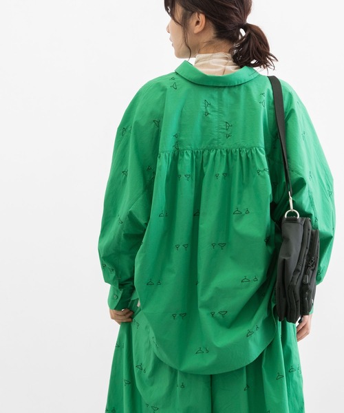 POU DOU DOU（プードゥドゥ）の「hanger刺繍ローン丸衿ドルマンシャツ（シャツ/ブラウス・レディース・ブラック/グリーン/グレー系その他・3）」の8枚目の写真