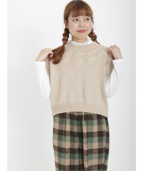 Samansa Mos2（サマンサ モスモス）の「花刺繍入りニットベスト（ベスト・レディース・モカ/ベージュ/グリーン/ブラック・ﾌﾘ-）」の4枚目の写真