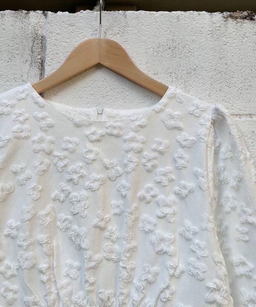 JUGLANS(ユグランス)の「☆ 立体的な花刺繍が特徴的。エンボス花ワンピース 221383(ワンピース・レディース・ブラック/ホワイト・FREE)」の16枚目の写真