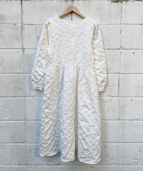 JUGLANS(ユグランス)の「☆ 立体的な花刺繍が特徴的。エンボス花ワンピース 221383(ワンピース・レディース・ブラック/ホワイト・FREE)」の15枚目の写真