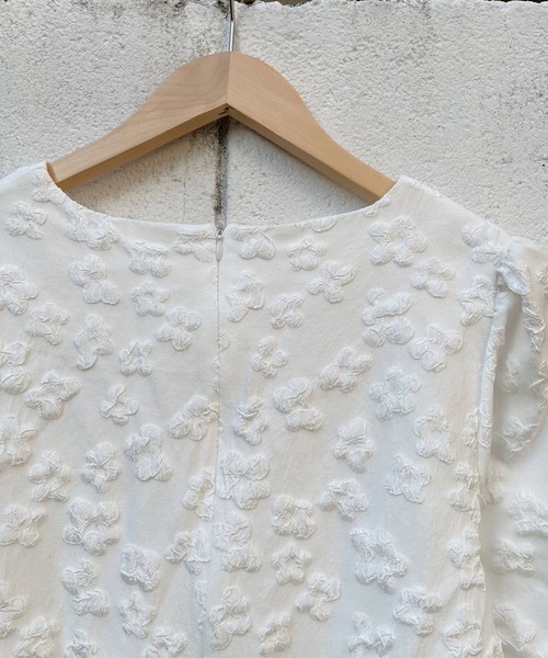 JUGLANS(ユグランス)の「☆ 立体的な花刺繍が特徴的。エンボス花ワンピース 221383(ワンピース・レディース・ブラック/ホワイト・FREE)」の14枚目の写真