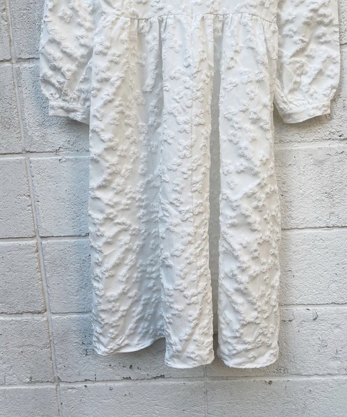 JUGLANS(ユグランス)の「☆ 立体的な花刺繍が特徴的。エンボス花ワンピース 221383(ワンピース・レディース・ブラック/ホワイト・FREE)」の12枚目の写真