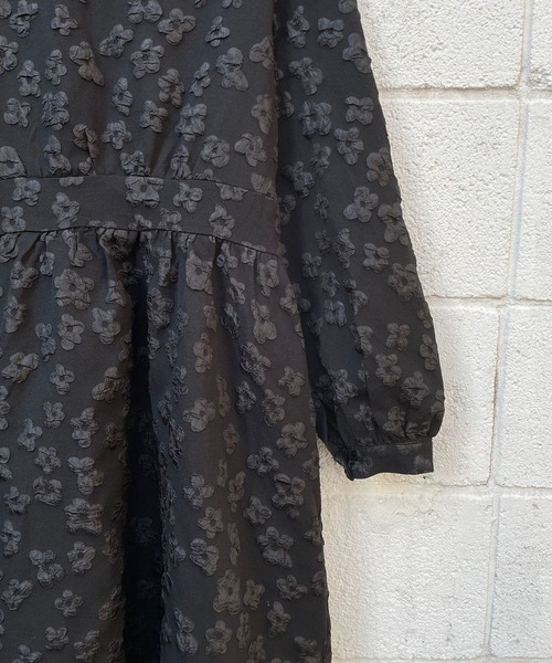 JUGLANS(ユグランス)の「☆ 立体的な花刺繍が特徴的。エンボス花ワンピース 221383(ワンピース・レディース・ブラック/ホワイト・FREE)」の10枚目の写真