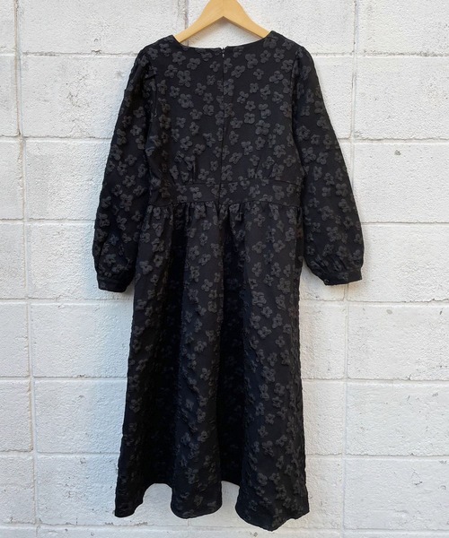 JUGLANS(ユグランス)の「☆ 立体的な花刺繍が特徴的。エンボス花ワンピース 221383(ワンピース・レディース・ブラック/ホワイト・FREE)」の9枚目の写真