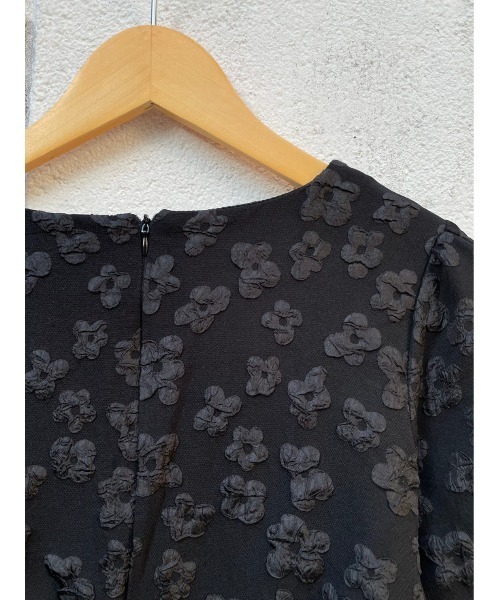 JUGLANS(ユグランス)の「☆ 立体的な花刺繍が特徴的。エンボス花ワンピース 221383(ワンピース・レディース・ブラック/ホワイト・FREE)」の8枚目の写真