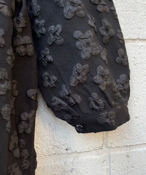 JUGLANS(ユグランス)の「☆ 立体的な花刺繍が特徴的。エンボス花ワンピース 221383(ワンピース・レディース・ブラック/ホワイト・FREE)」の7枚目の写真