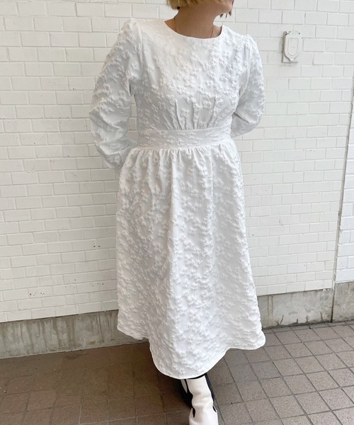 JUGLANS(ユグランス)の「☆ 立体的な花刺繍が特徴的。エンボス花ワンピース 221383(ワンピース・レディース・ブラック/ホワイト・FREE)」の18枚目の写真