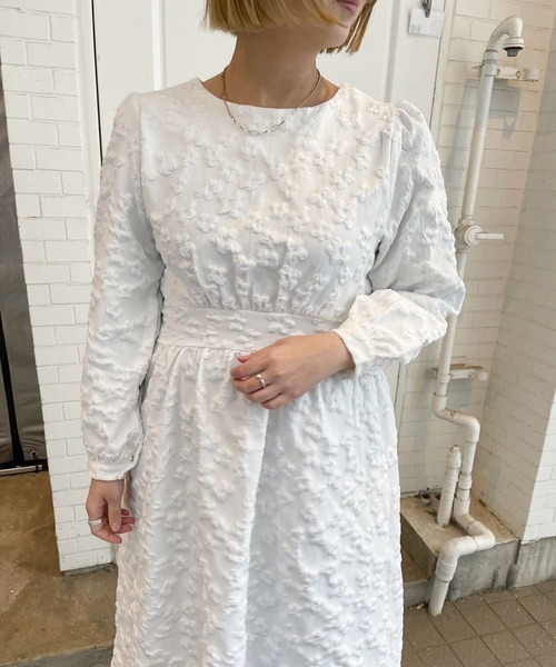 JUGLANS(ユグランス)の「☆ 立体的な花刺繍が特徴的。エンボス花ワンピース 221383(ワンピース・レディース・ブラック/ホワイト・FREE)」の19枚目の写真