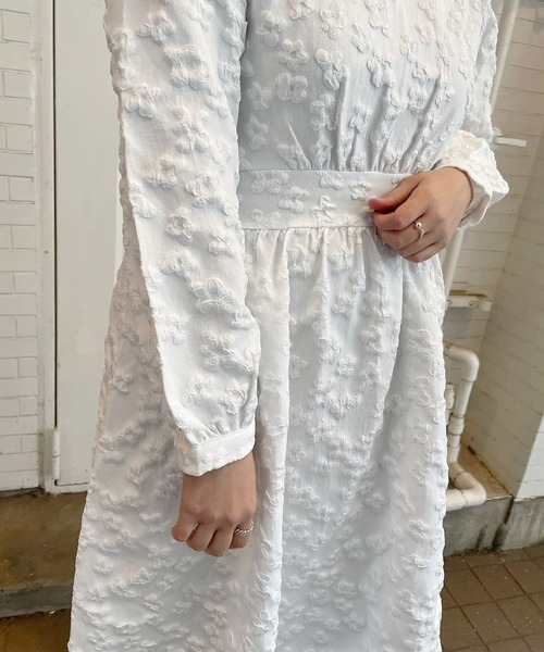 JUGLANS(ユグランス)の「☆ 立体的な花刺繍が特徴的。エンボス花ワンピース 221383(ワンピース・レディース・ブラック/ホワイト・FREE)」の22枚目の写真