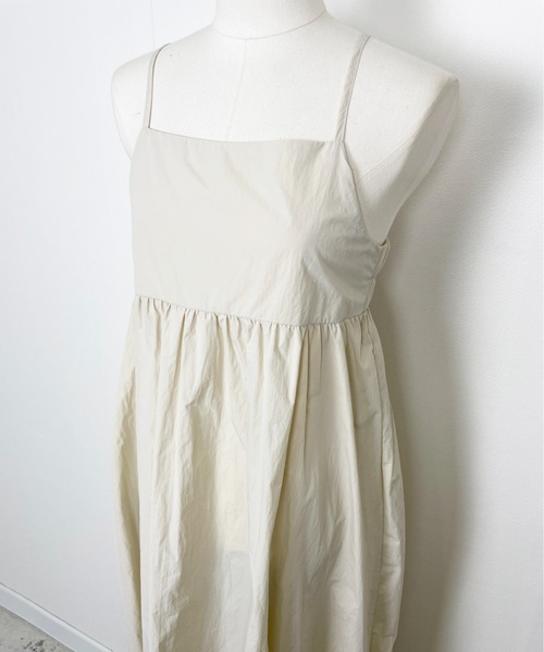 Meli rich（メリーリッチ）の「レースアップナイロンフレアキャミワンピース（ワンピース・レディース・ベージュ/ブラック/ブルー/グリーン/アイボリー・MEDIUM）」の12枚目の写真