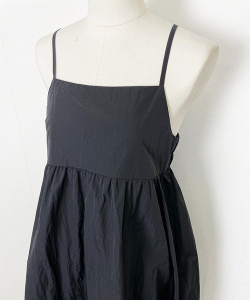 Meli rich（メリーリッチ）の「レースアップナイロンフレアキャミワンピース（ワンピース・レディース・ベージュ/ブラック/ブルー/グリーン/アイボリー・MEDIUM）」の6枚目の写真