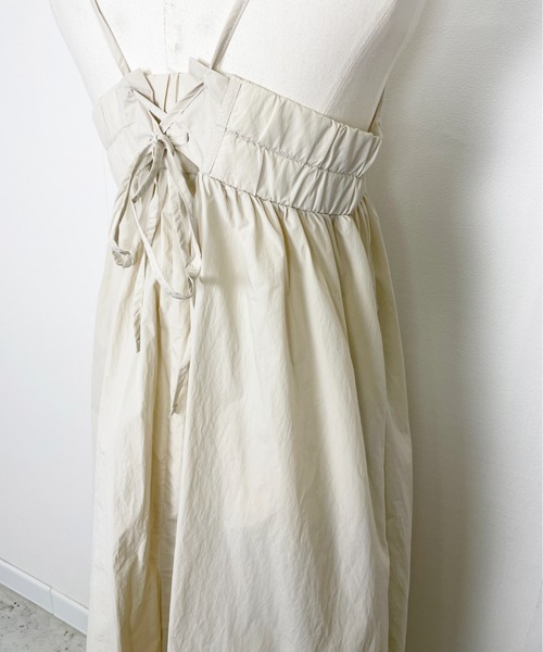 Meli rich（メリーリッチ）の「レースアップナイロンフレアキャミワンピース（ワンピース・レディース・ベージュ/ブラック/ブルー/グリーン/アイボリー・MEDIUM）」の13枚目の写真