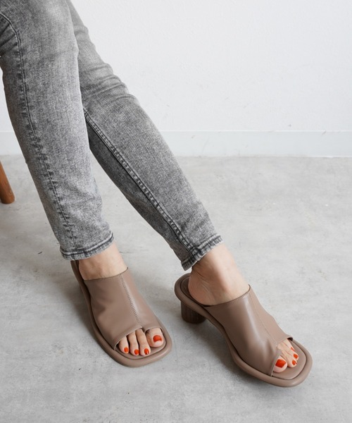 Fabby fabby（ファビィーファビィー）の「ワイドストレッチラウンドヒールサンダル（サンダル・レディース・オフホワイト/ベージュ/ブラック・LARGE/SMALL/MEDIUM）」の8枚目の写真