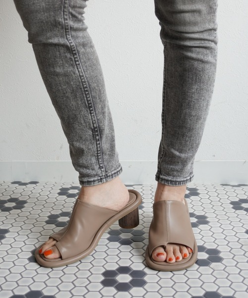 Fabby fabby（ファビィーファビィー）の「ワイドストレッチラウンドヒールサンダル（サンダル・レディース・オフホワイト/ベージュ/ブラック・LARGE/SMALL/MEDIUM）」の9枚目の写真