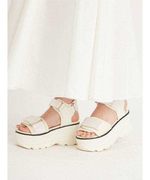 SNIDEL(スナイデル)の「スニーカーソールサンダル(サンダル・レディース・ブラック/アイボリー/モカ・SMALL/MEDIUM/LARGE)」の2枚目の写真