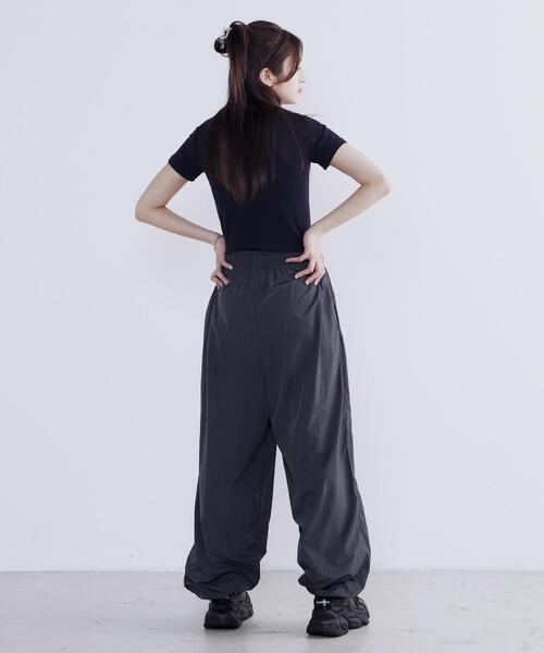 Figments（フィグメンツ）の「ナイロントラックパンツ（その他パンツ・レディース・スミクロ/ピンク/グレー・MEDIUM/LARGE）」の9枚目の写真