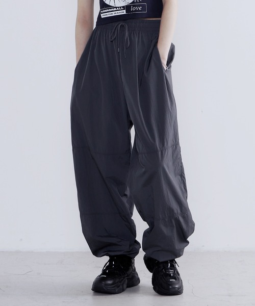 Figments（フィグメンツ）の「ナイロントラックパンツ（その他パンツ・レディース・スミクロ/ピンク/グレー・MEDIUM/LARGE）」の2枚目の写真