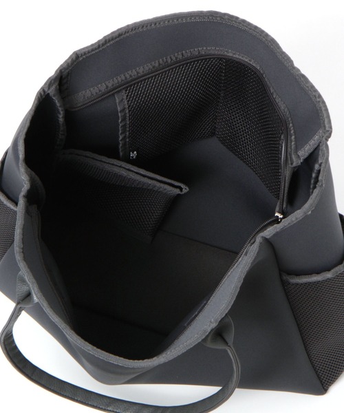 LAKOLE(ラコレ)の「ネオプレーン×フェイクレザーコンビトートバッグ2 / 965867(トートバッグ・メンズ・チャコール/ブラック・FREE)」の6枚目の写真