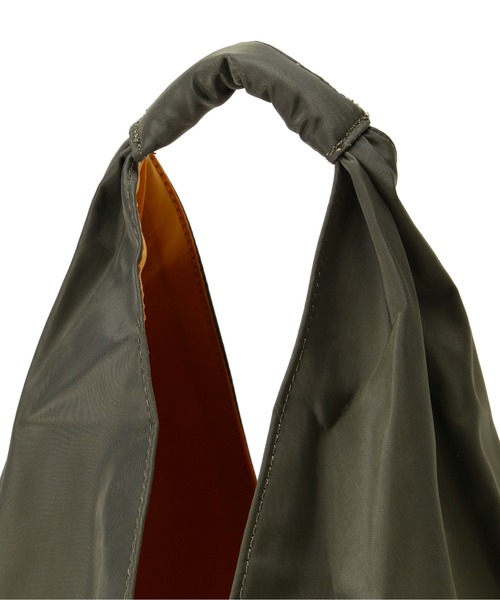 AVIREX（アヴィレックス）の「≪直営店限定≫VARSITY NYLON BAG/ バーシティーナイロンバッグ（トートバッグ・レディース・ブラック/オリーブ・FREE）」の6枚目の写真