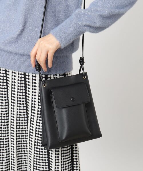 grove(グローブ)の「◆クルミフラップロープミニショルダー(ショルダーバッグ・レディース・ライトグレー/ブラック/レッド系1/ダークグレー・00)」の2枚目の写真