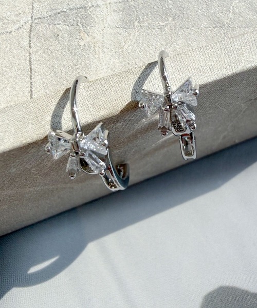 DiamondHearts(ダイヤモンドハーツ)の「リボン フープピアス(ピアス(両耳用)・レディース・シルバー/シルバー系その他・FREE)」の6枚目の写真