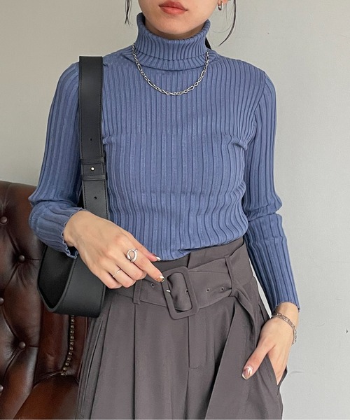 Thevon（ゼボン）の「裏リブタートルニットプルオーバー（ニット/セーター・レディース・オレンジ/ブルー/アイボリー/モカ/ブラック/オフホワイト・FREE）」の5枚目の写真