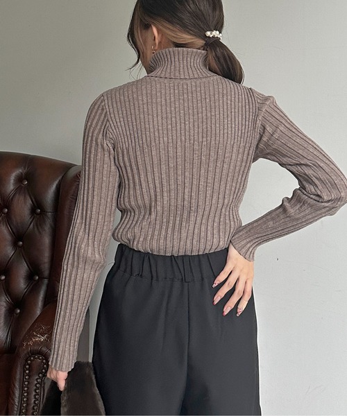 Thevon（ゼボン）の「裏リブタートルニットプルオーバー（ニット/セーター・レディース・オレンジ/ブルー/アイボリー/モカ/ブラック/オフホワイト・FREE）」の8枚目の写真